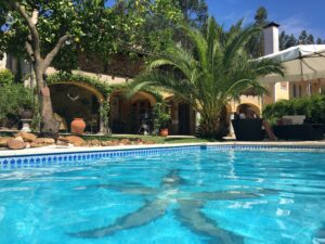 Poolview met parasol